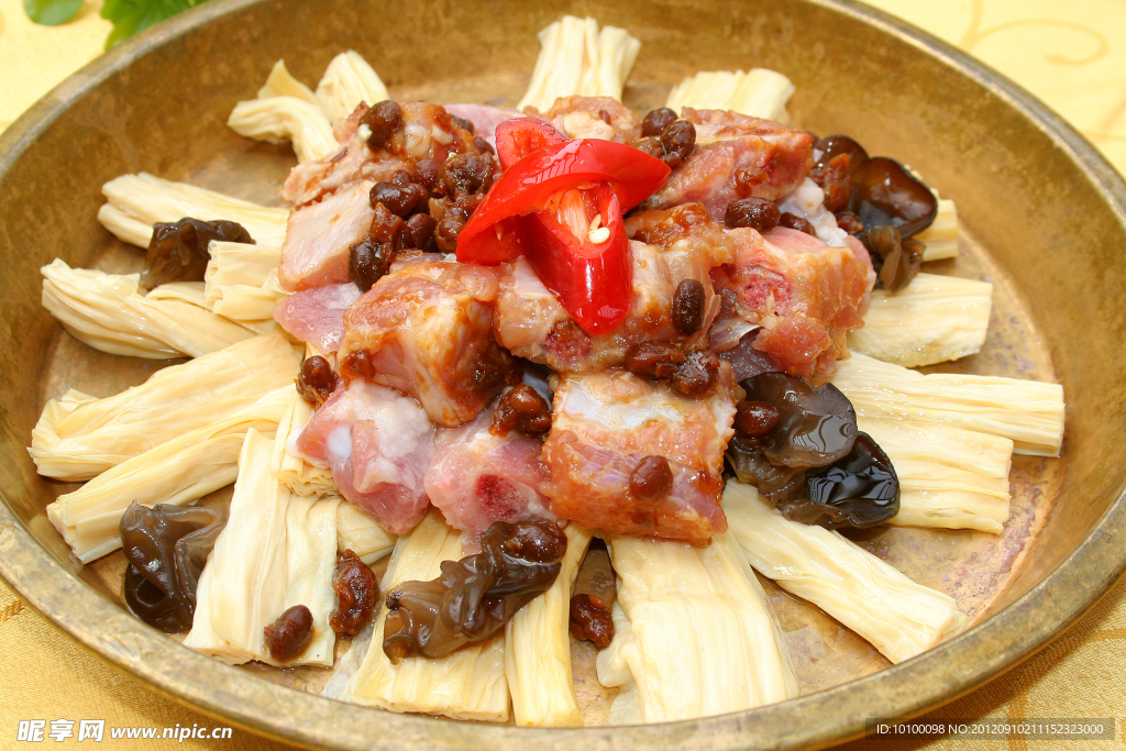 铜盘鲜支竹面酱蒸肉排