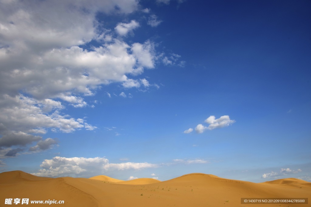 金色的沙漠和蓝天白云素材