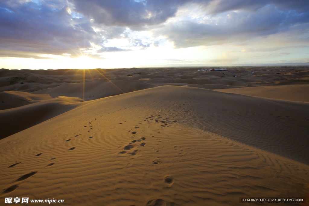 黄昏时的响沙湾沙漠旅游区