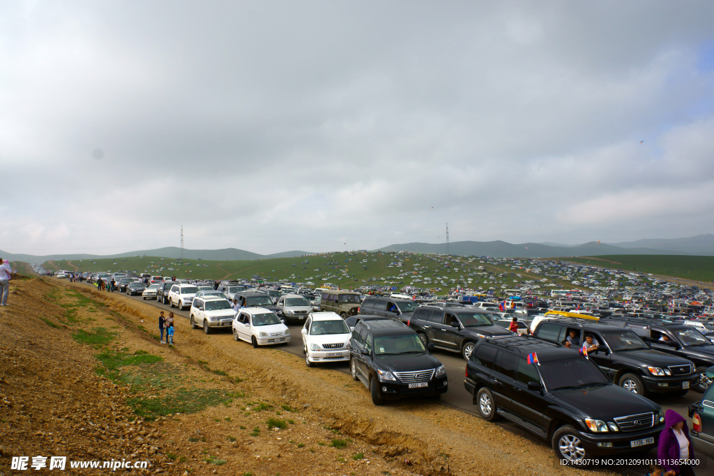 蒙古国草原上的停车场