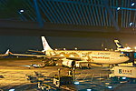 北京首都国际机场停机坪上港龙航空的飞机