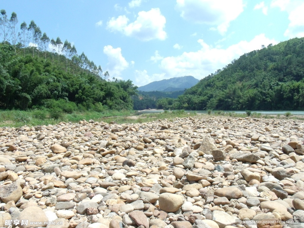 河边鹅卵石