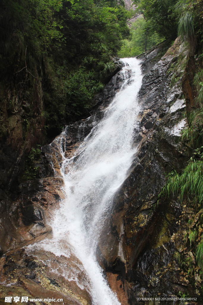 大明山溪流