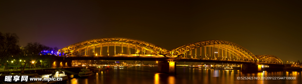 宽幅大桥夜景