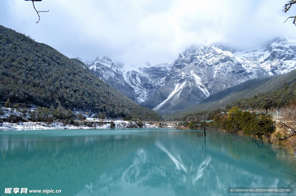 玉龙雪山镜潭湖