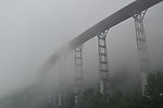 雨雾中的高架桥