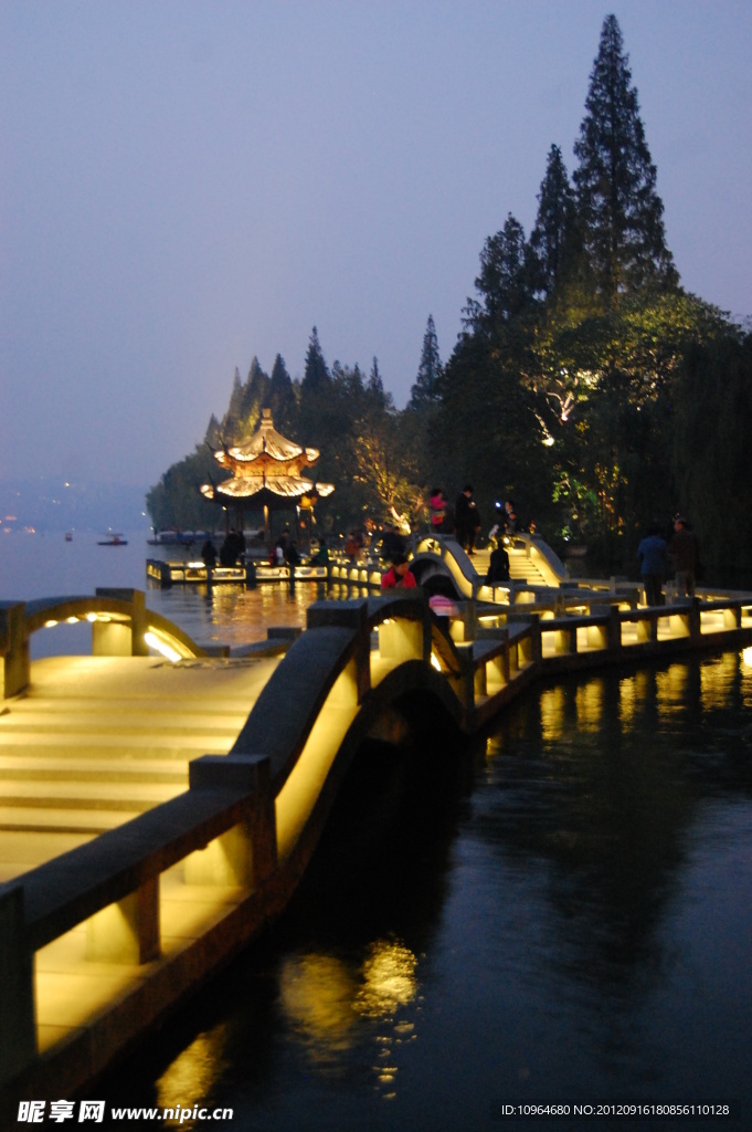 西湖长桥夜景