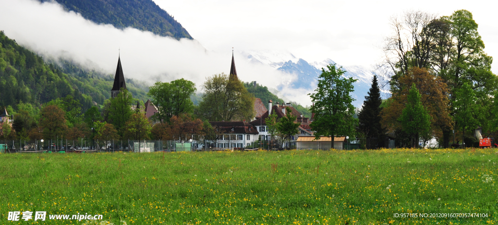 瑞士中部小城因特拉肯风光
