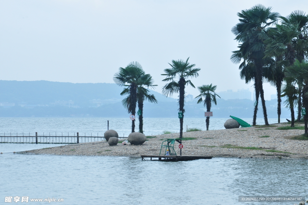 东湖沙滩浴场