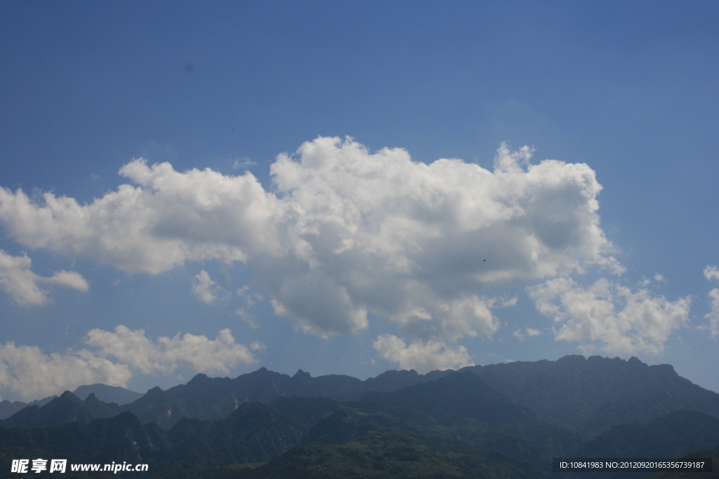 午拍蔚蓝天空