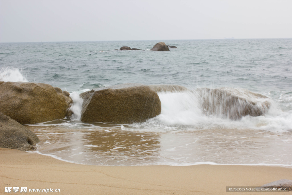 海浪击石