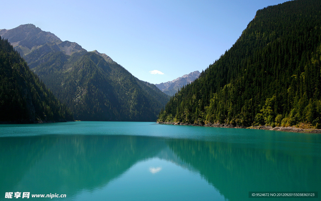 高山 湖水