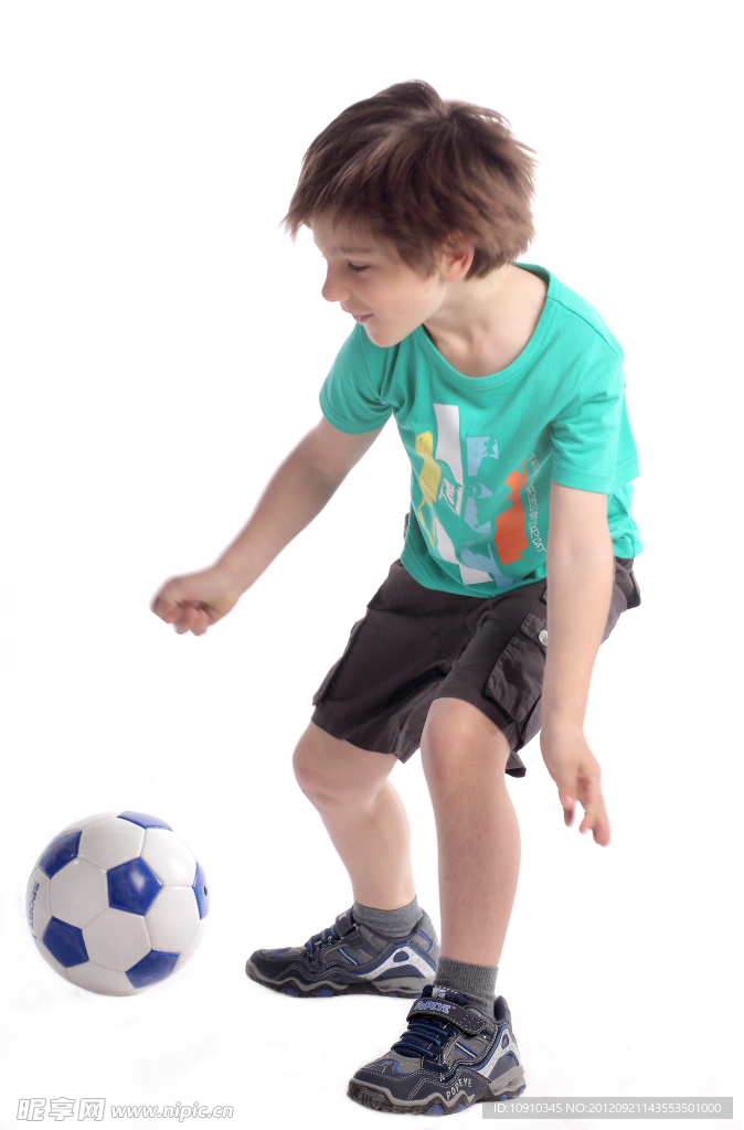 小朋友玩足球