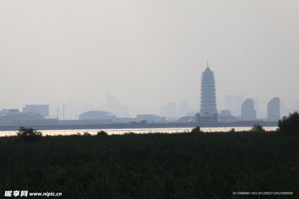 江河塔景