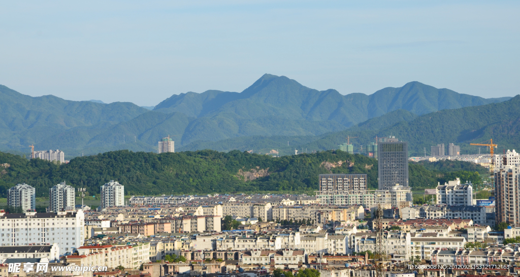 城市山峦图