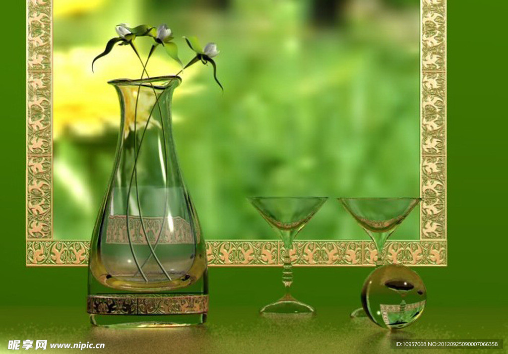 玻璃花瓶和情侣酒杯