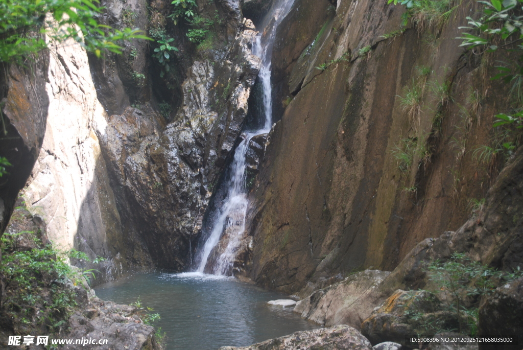 山岩流水