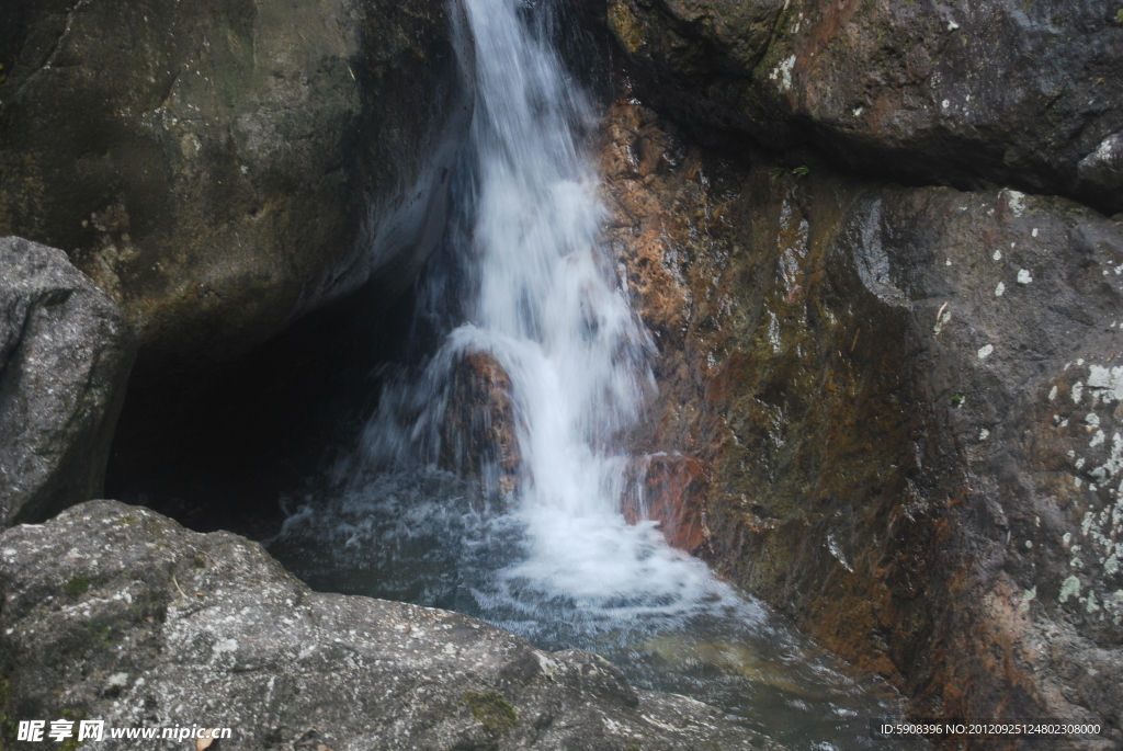 岩石流水