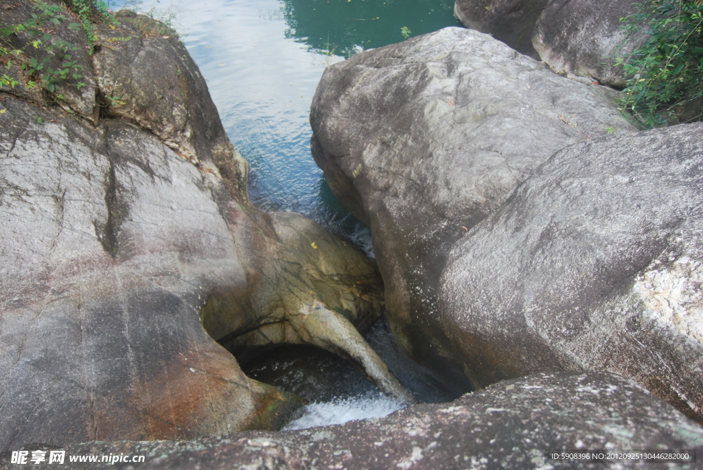 岩石水流