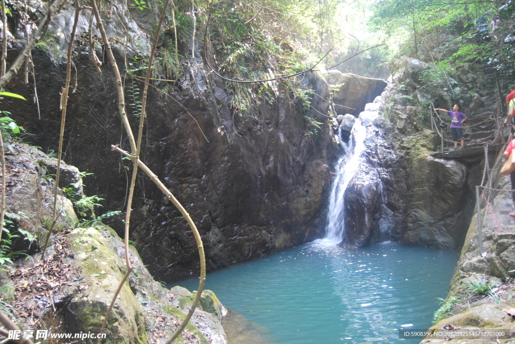 山岩流水