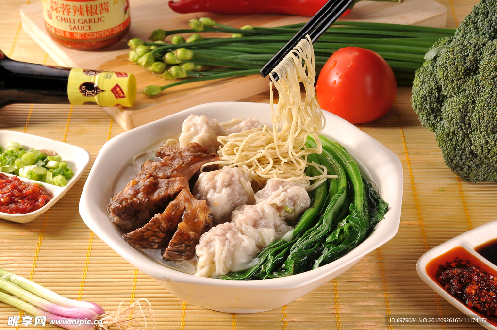 云吞面 牛腩面 蔬菜