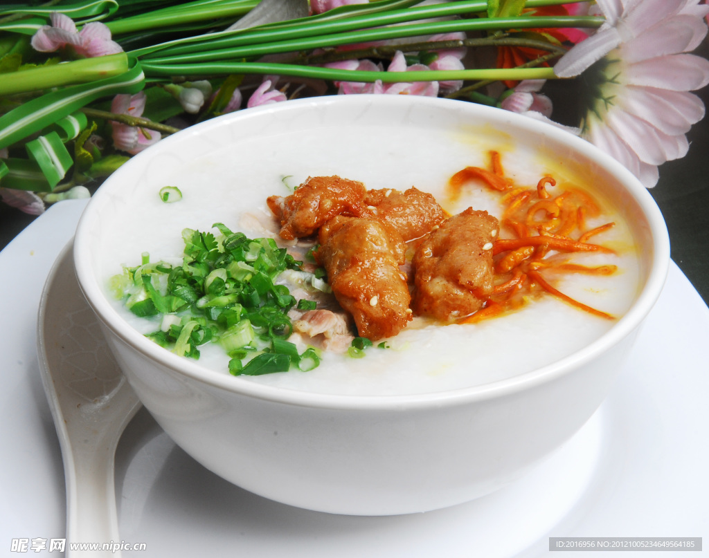 食夜粥的秘技：砂鍋鹽焗雞粥 美味關鍵在於爆香鍋底 -飲食- 明周文化