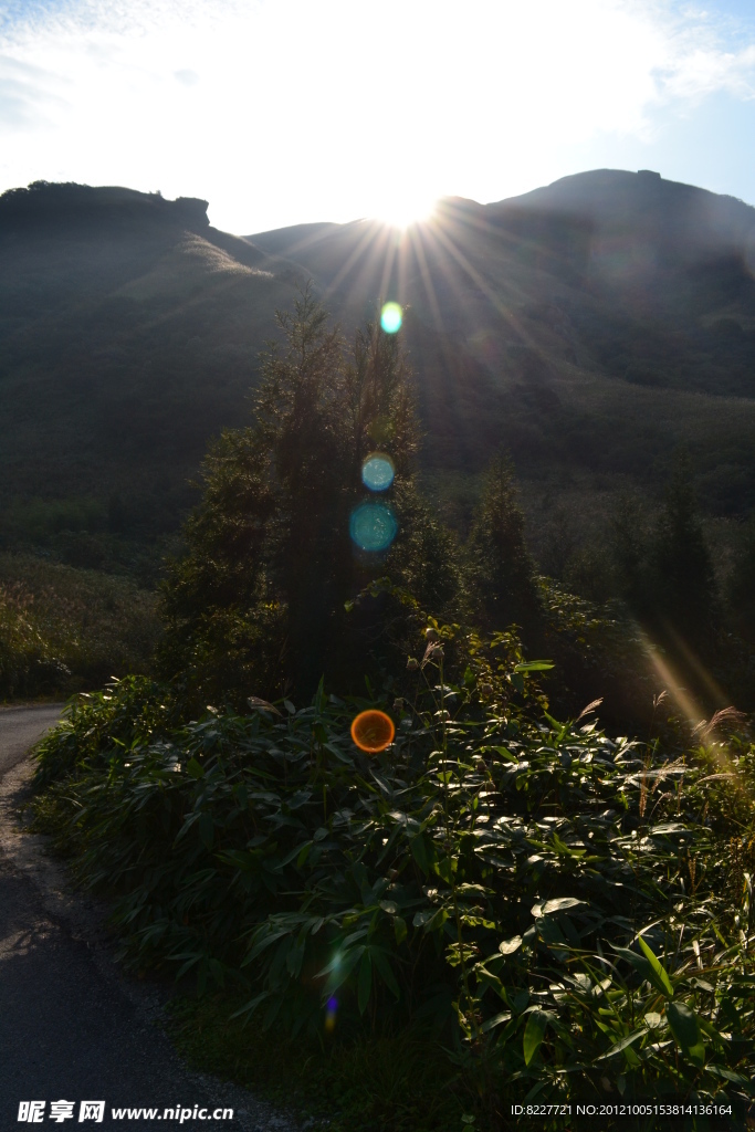 日出与山