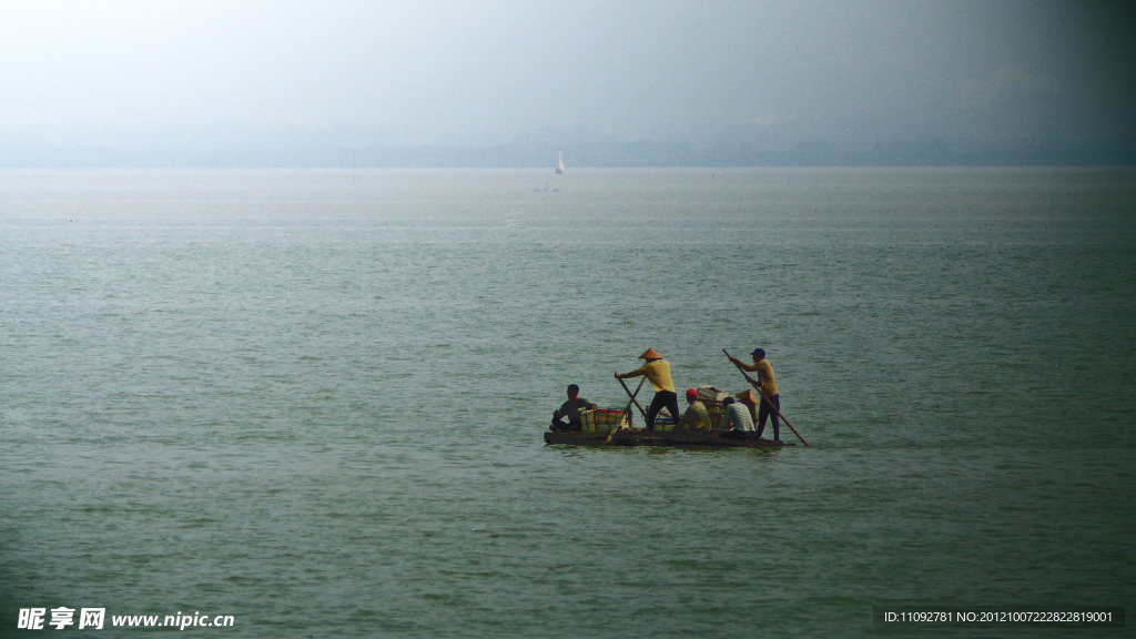 海上劳作的渔民
