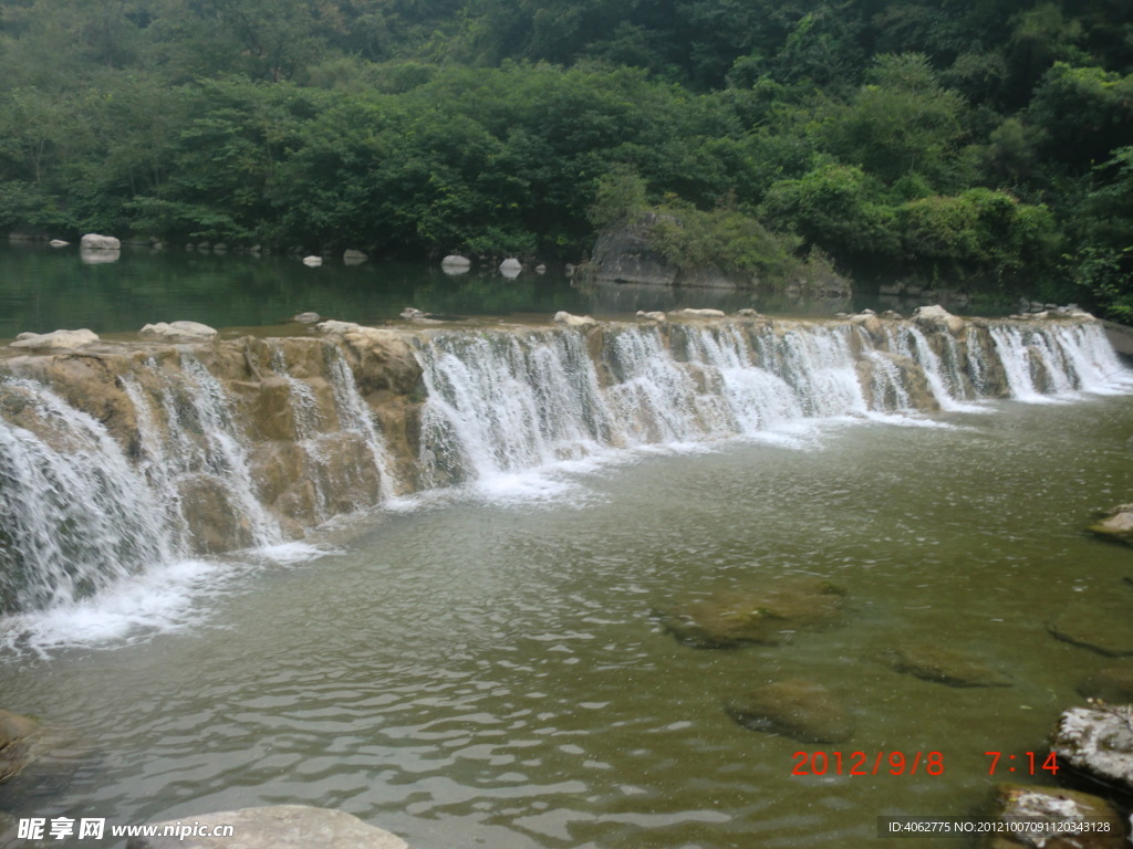 溪流 山石