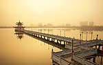 黄昏湖桥亭