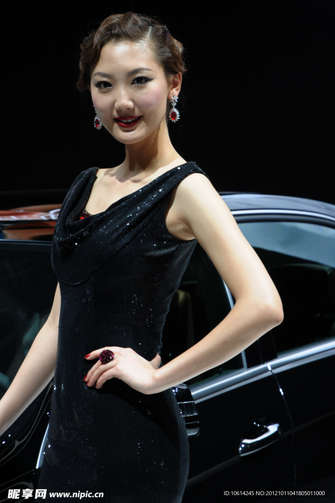 美女车模