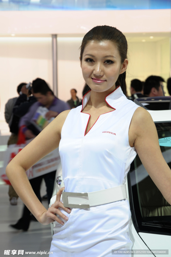 美女车模