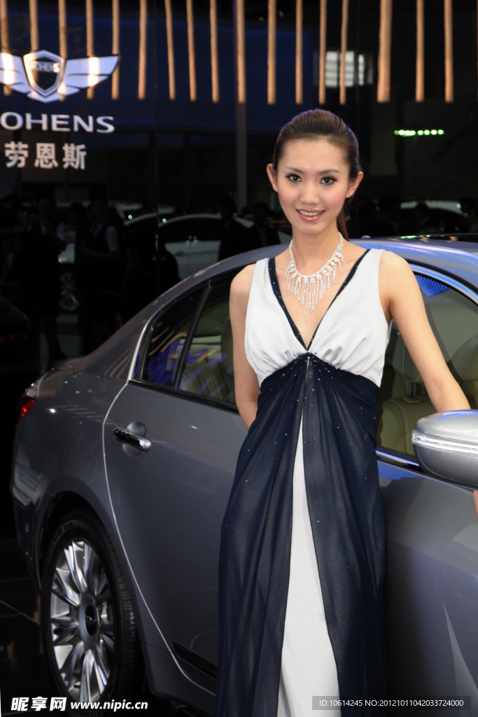 美女车模