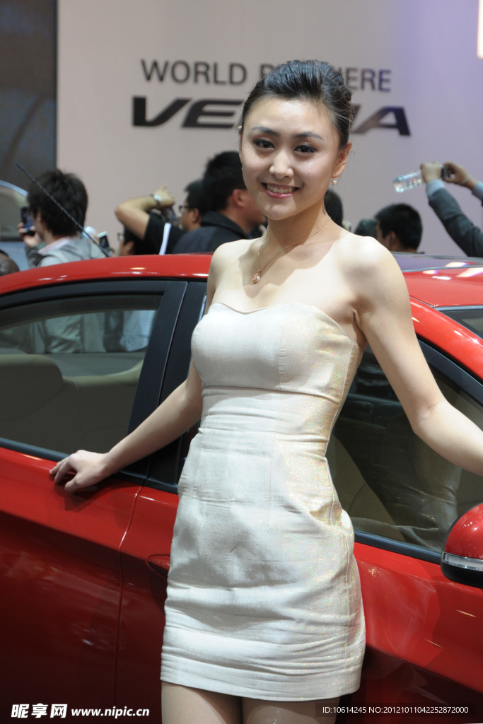 美女车模