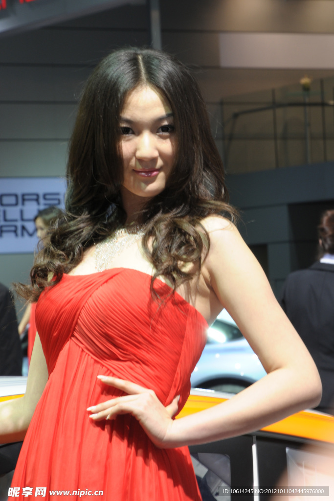 美女车模