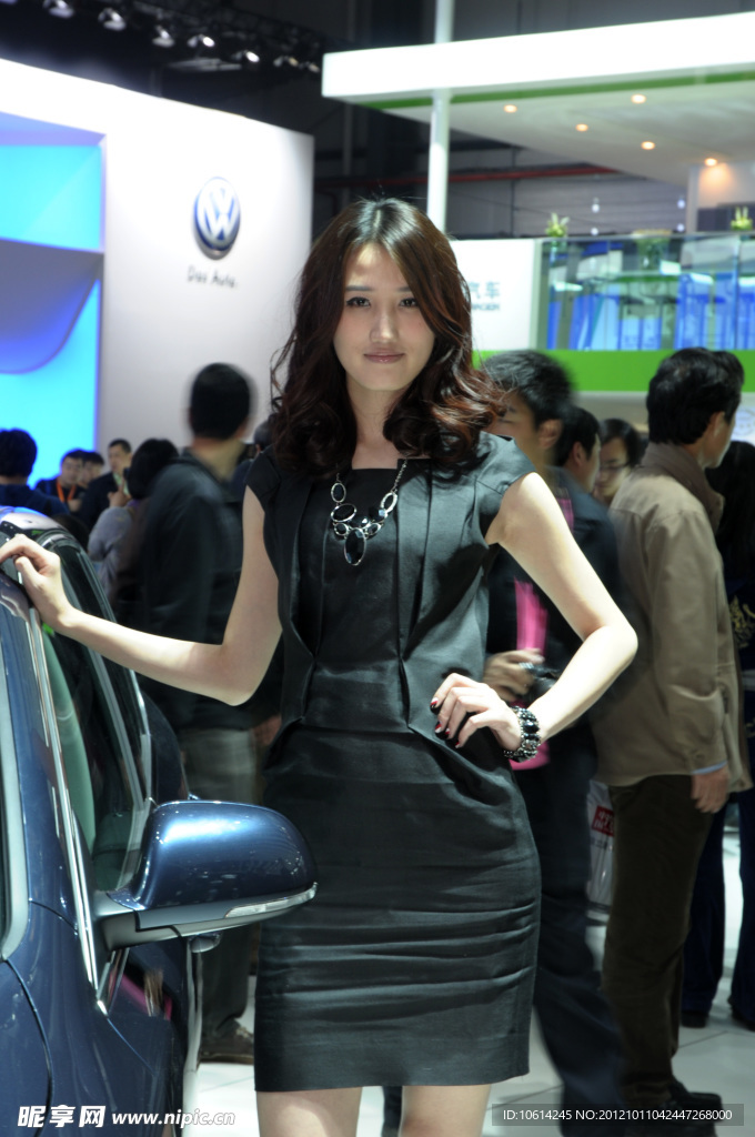 美女车模