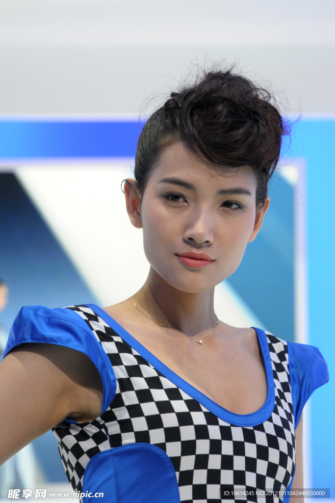 美女车模