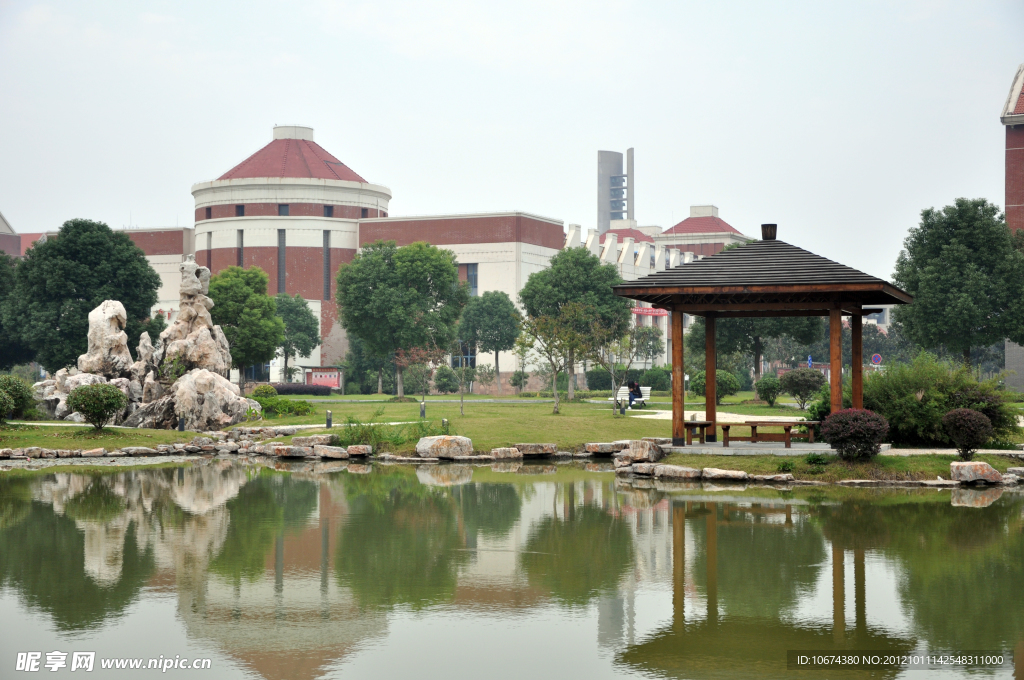 学院的湖畔