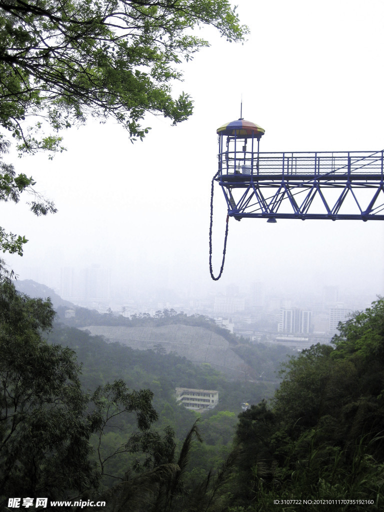 山顶蹦极跳