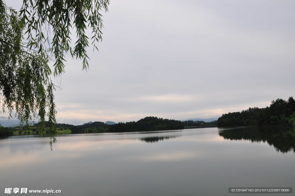 黄昏下的湖面