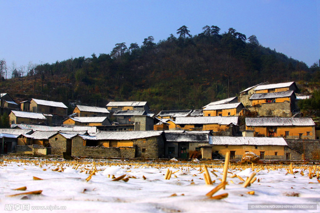 山脚的农村