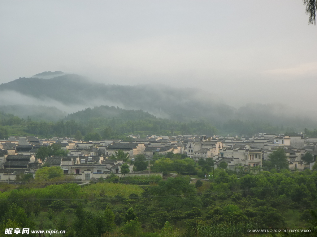 西递全貌雨雾缭绕