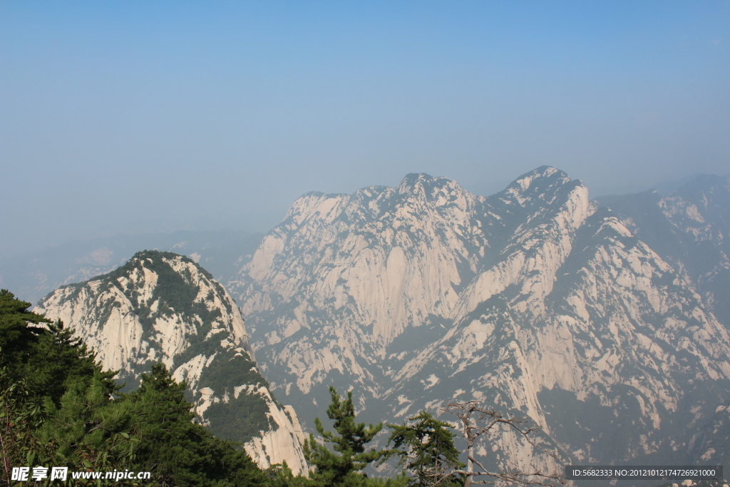 山顶望华山