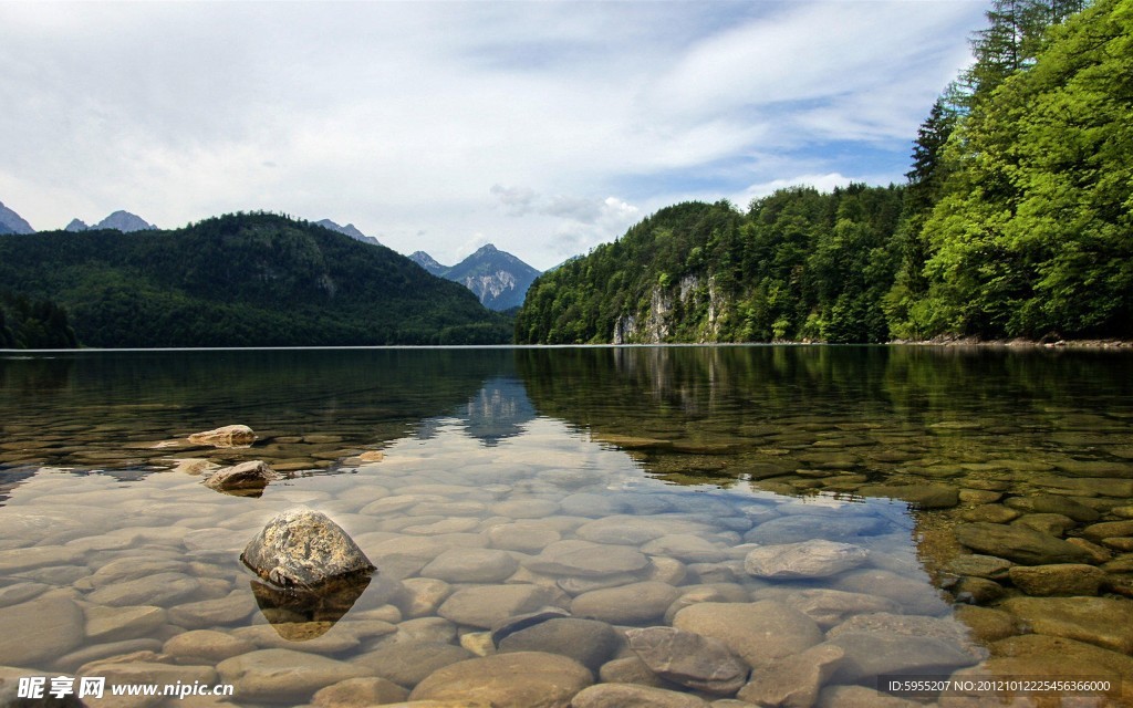 山水相映