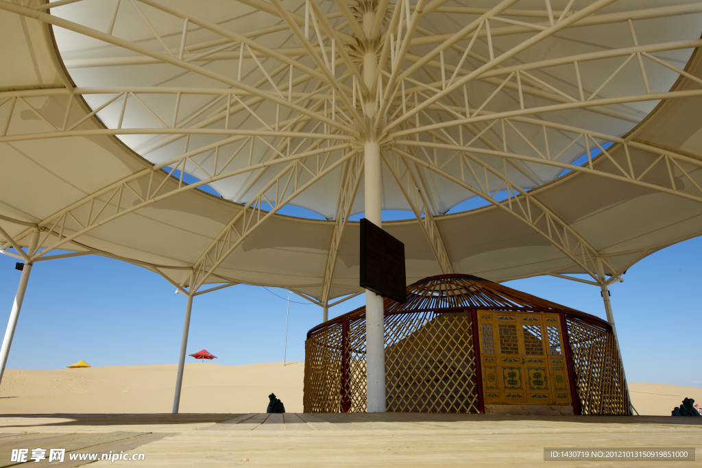 沙漠里的蒙古包和休息亭