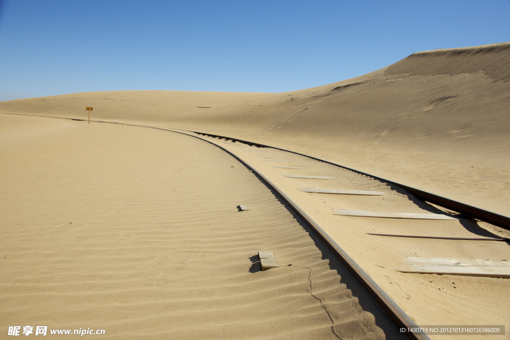 沙漠里的轨道
