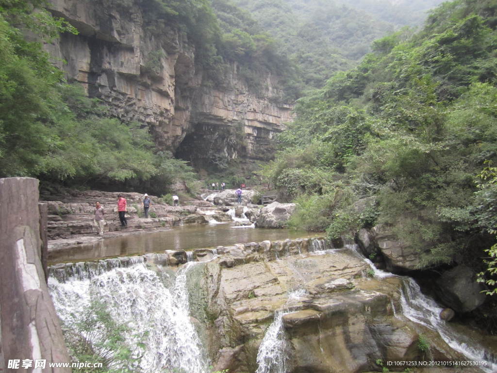 山区瀑布风景