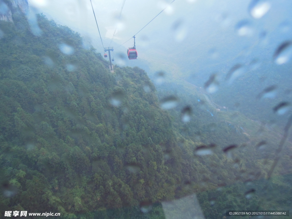 雨中山林