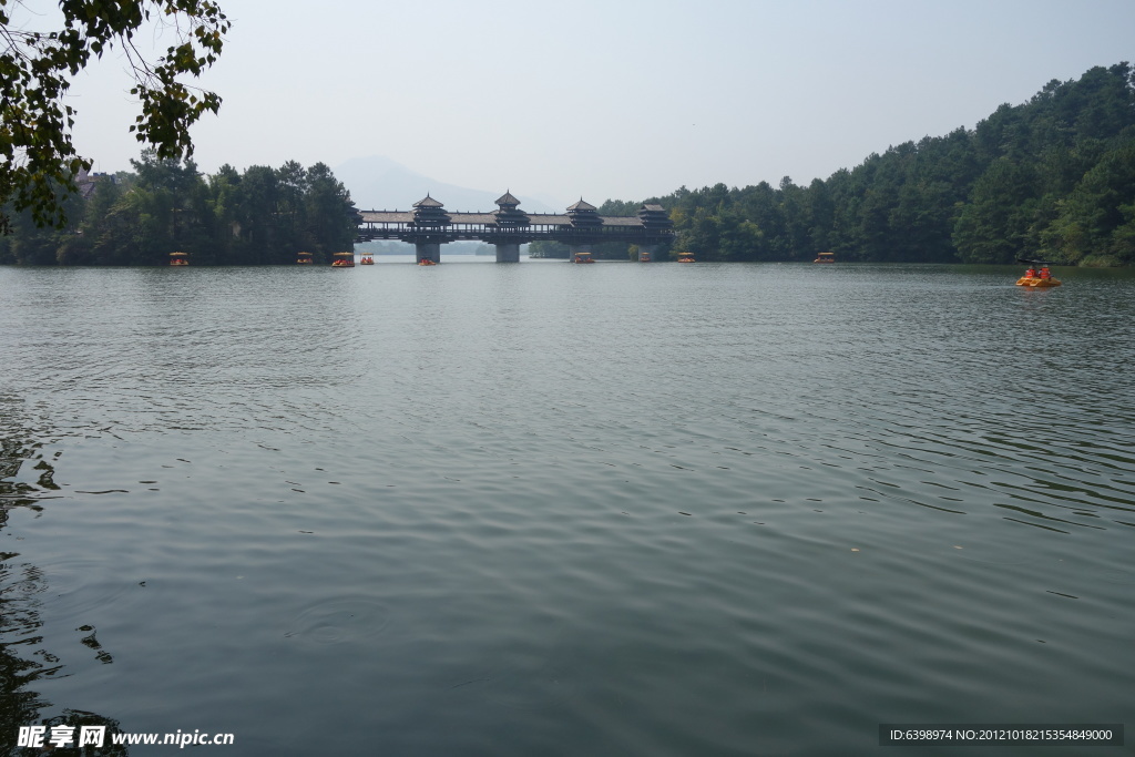 乐满地主题乐园中 游湖