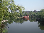 湖面泛舟